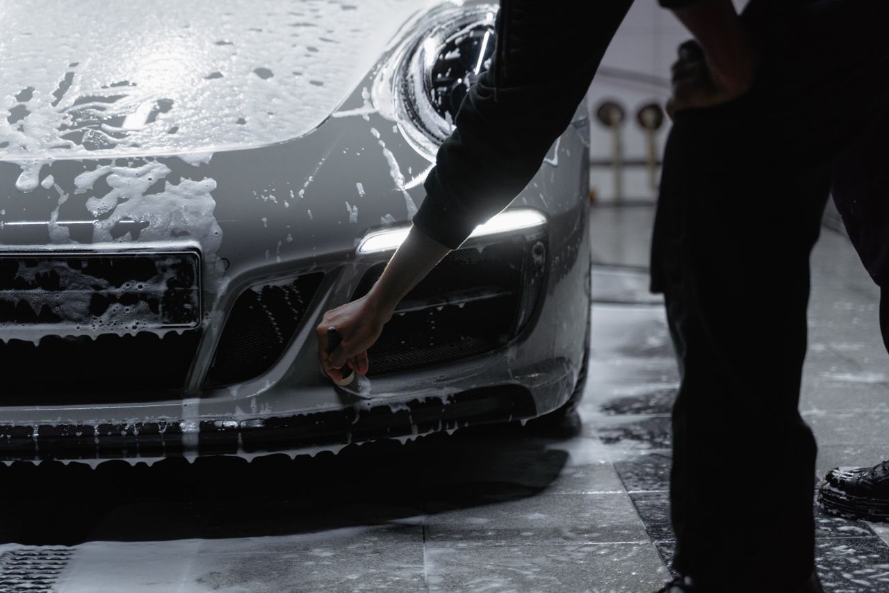 Detailarbeit an Sportwagen in der Garage